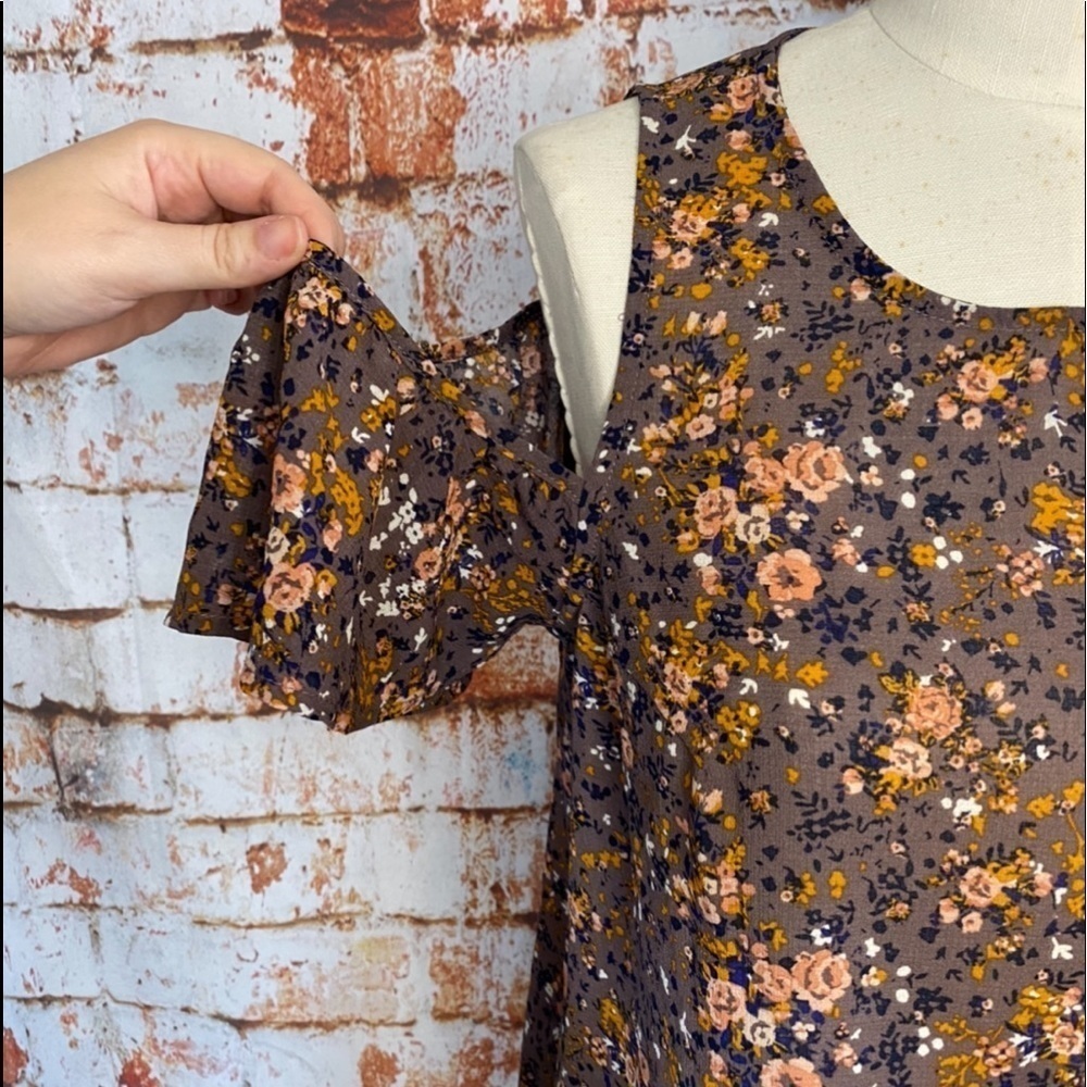 Xhilaration Flowy cold shoulder tiny floral print mauve purple top shirt medium - Picture 2 of 7